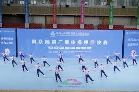 不和谐，太阳报：拜仁球迷在赛前与现场警察和安保发生冲突